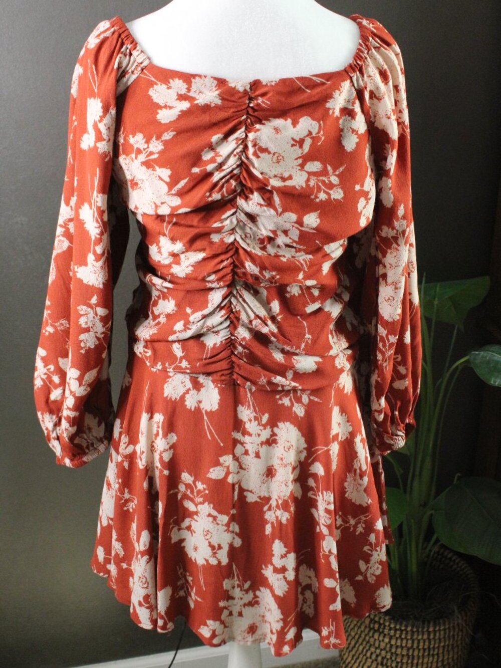Easel Floral Fitted Dress size M  summer Flirty  cool